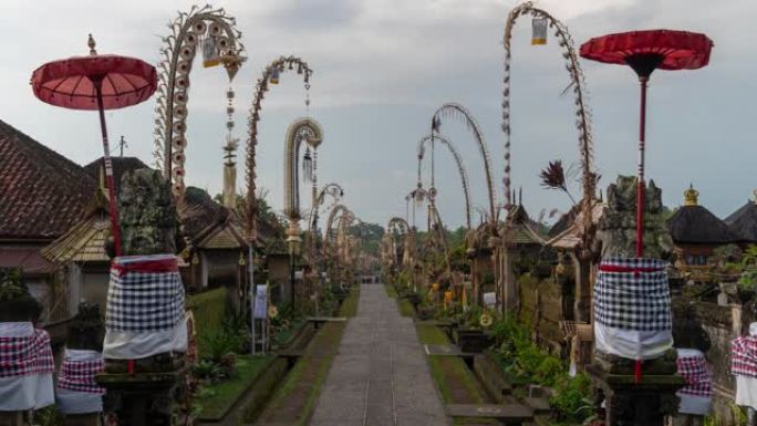 印度尼西亚巴厘岛-延时彭利普兰传统巴厘岛村庄，装饰着加伦甘库宁根的Penjor