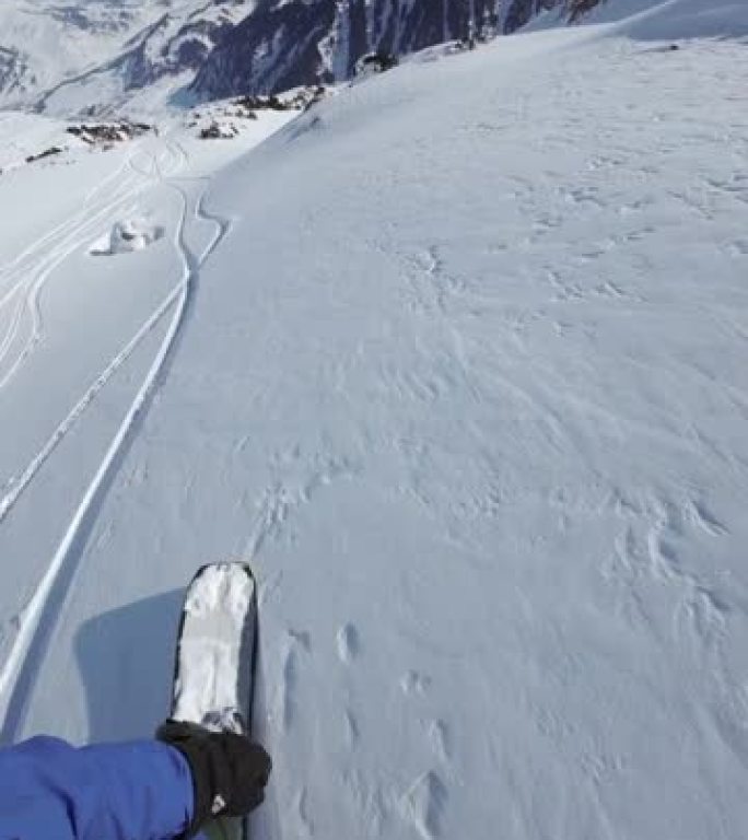 POV第一人称视角，在中亚山峰上的粉末雪上滑雪