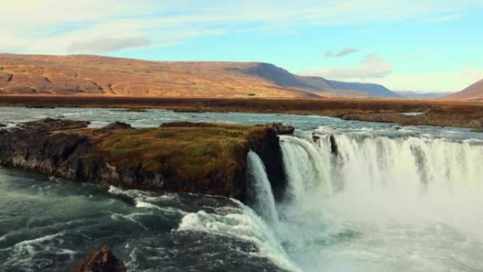 Godafoss瀑布位于该国主要环路沿线，距离冰岛第二大城市Akureyri约45分钟路程