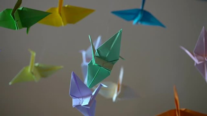 美丽的折纸纸鸟在风中摇曳，日本传统艺术