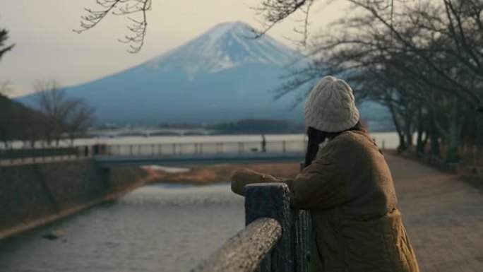 妇女在川口湖旅行妇女