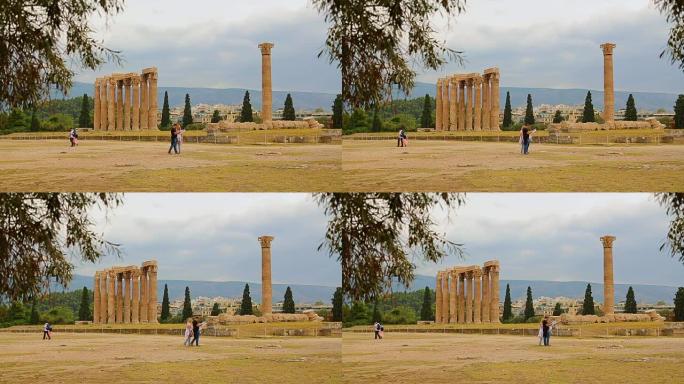 游客们正在研究地图，寻找通往奥林匹亚宙斯神庙的正确路线