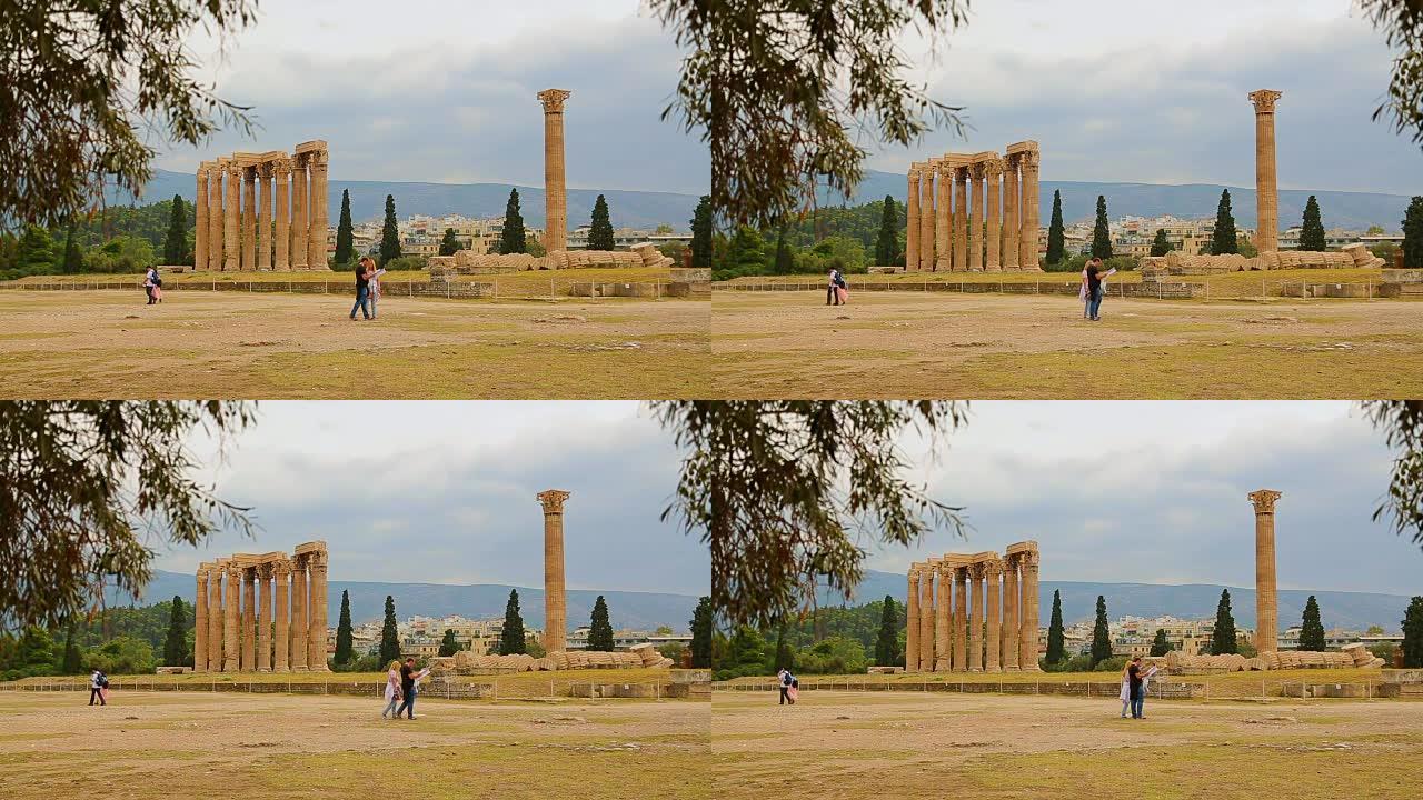 游客们正在研究地图，寻找通往奥林匹亚宙斯神庙的正确路线