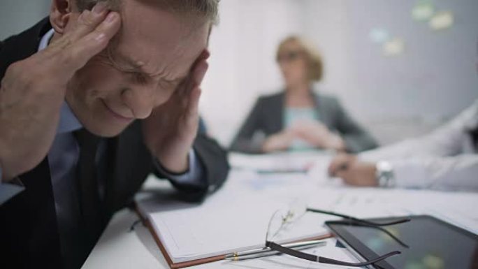 男性工人因工作场所的压力和疲惫而偏头痛发作
