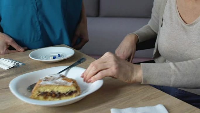 女人拒绝吃馅饼，护士试图说服，老年消化问题
