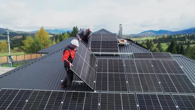 技术人员在屋顶安装太阳能电池板系统时携带光伏太阳能组件