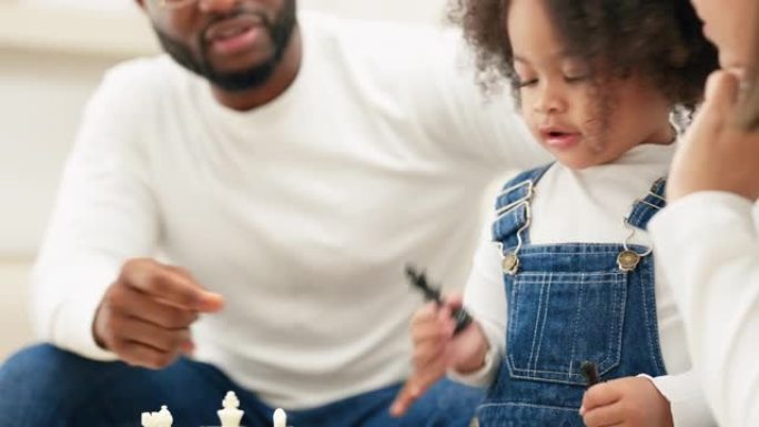 多种族新手父母与女儿在客厅下棋的特写镜头。