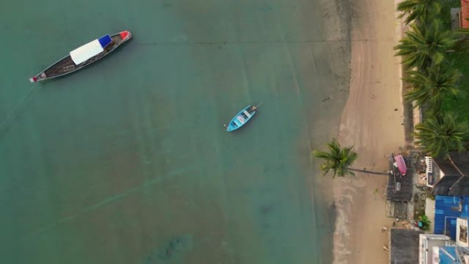 苏梅岛田园诗般的海滩附近的船的鸟瞰图