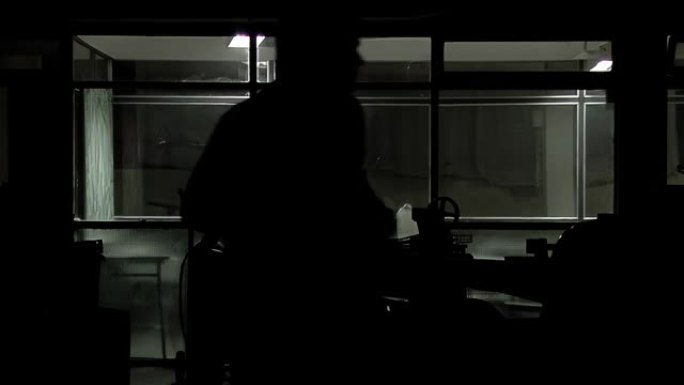 学校看门人晚上关掉学校走廊的灯。