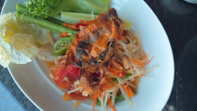 泰国美食概念，辣绿木瓜沙拉，炸蟹