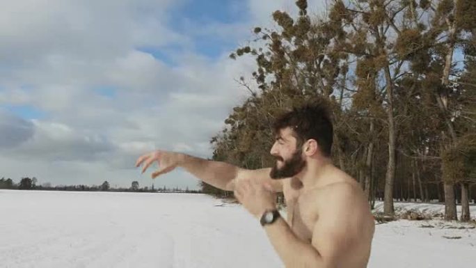 裸体肌肉男子在冬季球场与隐形对手拳击