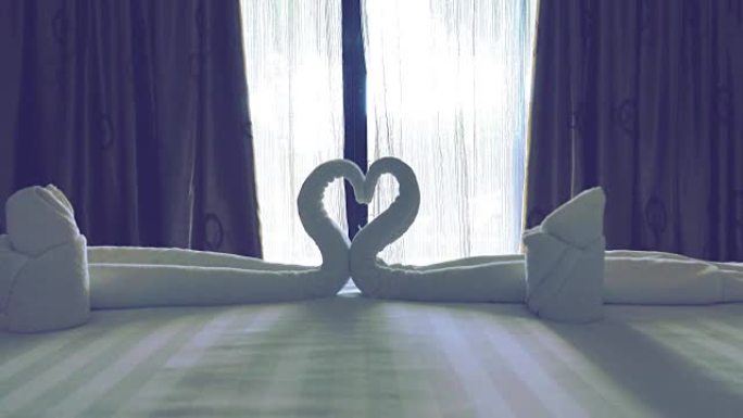4k多莉: 卧室里飘扬的窗帘。
