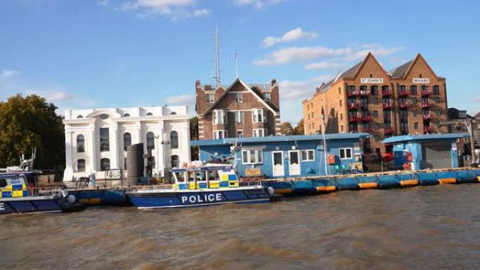 河警船。水警部队停靠在伦敦的警察局。