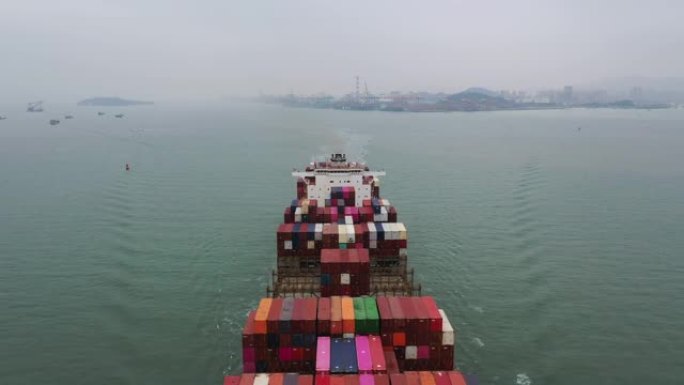 大型集装箱船离港
