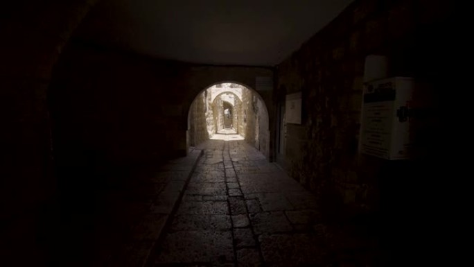穿过以色列耶路撒冷老城西墙的黑暗隧道拱门。-波夫，多莉前进