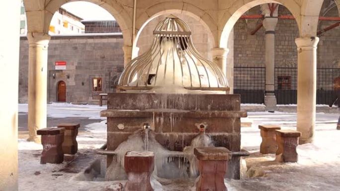 土耳其埃尔祖鲁姆的冷冻水。
古水源 (土耳其语: Su Kaynak)。
这个城市的温度可以达到零下