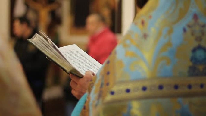 东正教牧师阅读诗篇，进行节日服务，祈祷