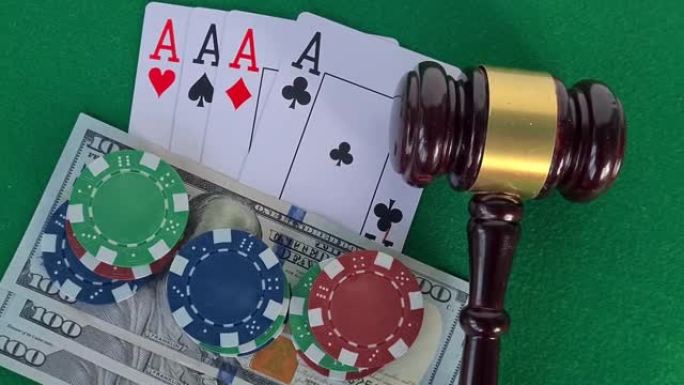 法官用木槌和扑克牌扑克牌筹码放在绿色桌子上