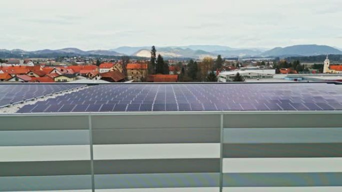工厂屋顶太阳能电池板的鸟瞰图。蓝色闪亮太阳能光伏面板系统产品
