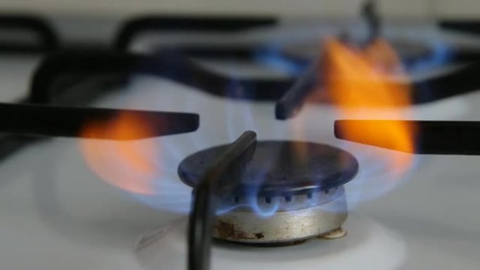 燃气燃烧器。家用燃气。带有杂质的家用气体不会用蓝色火焰燃烧。