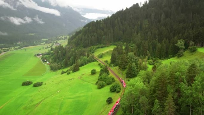 无人机4k。贝尔尼纳快速红色瑞士列车在瑞士阿尔卑斯山。