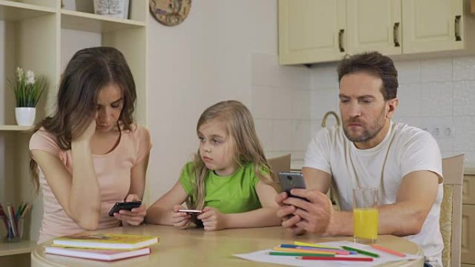 家庭成员使用智能手机，用小工具代替实时通讯