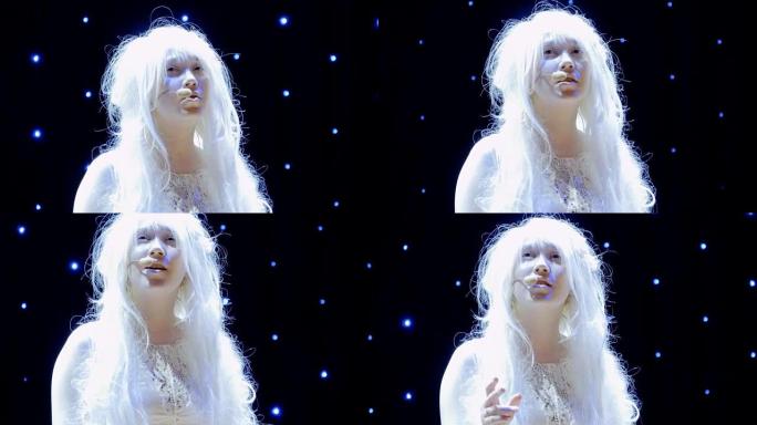 美丽的女孩albino在剧院的舞台上唱歌