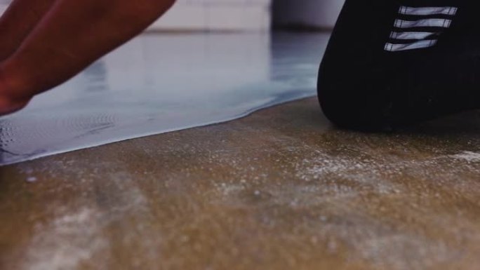 工人aply一种地板，是通过用环氧树脂和硬化剂的混合物涂覆混凝土地板而制成的。其结果是一个耐用和高抗