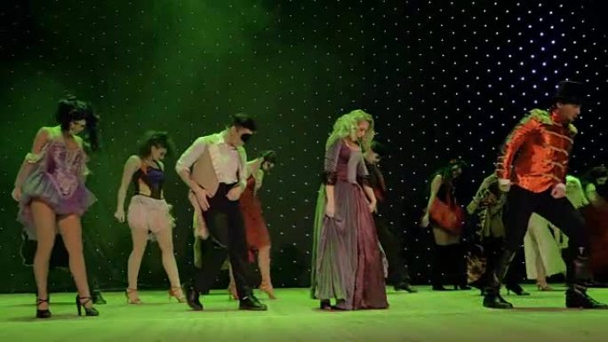 一群童话英雄在剧院的舞台上跳舞和唱歌