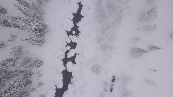 雪山路上人拉雪橇的雪地摩托鸟瞰图