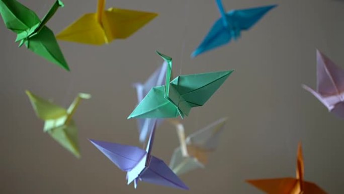 悬挂在空中的多色纸鸟，日本折纸艺术，爱好