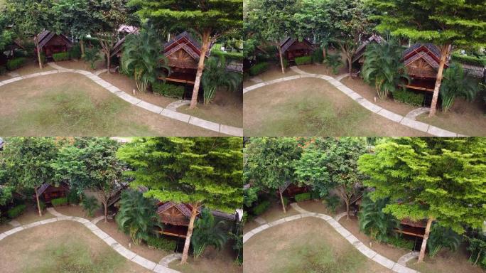 空中: 泰国排村外的泰国树屋。