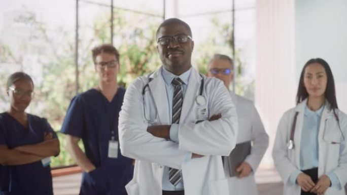 团队肖像的女性和男性成功的多元化医疗保健专业人员站在一个现代化的医院办公室。非裔美国医生站在靠近相机