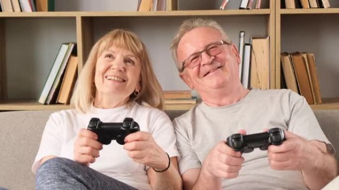 快乐的退休夫妇用操纵杆玩游戏。一对老年夫妇，对赛车游戏着迷