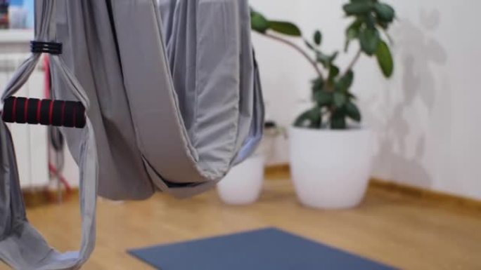 空吊床用于空中瑜伽在家里的房间里悬挂和摇摆
