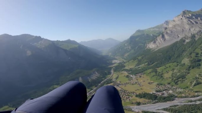 在阿尔卑斯山飞越山脉的滑翔伞的前景