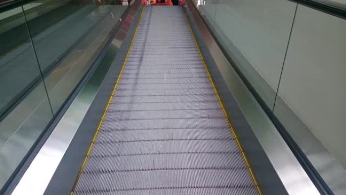 现代自动扶梯在商务、购物中心、机场上行