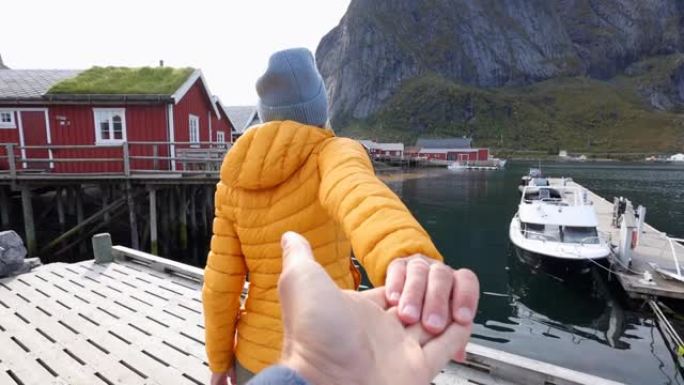 跟着我去挪威，手牵手的夫妇