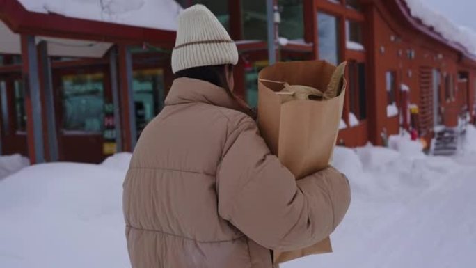 冬季女性携带购物袋