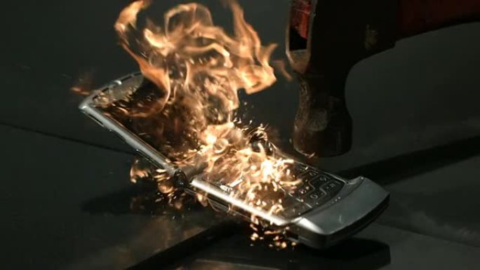 用火和锤子摧毁一部旧手机