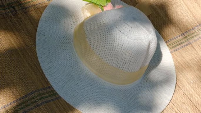 夏天的场景，竹席上的草帽，地毯。在阴凉处放松，享受大自然