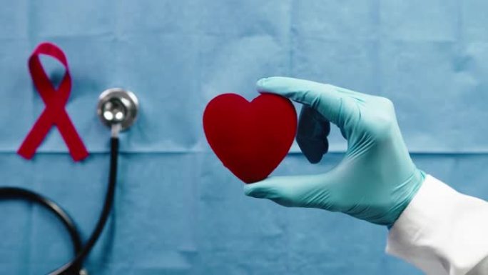 蓝色医院桌子上的世界癌症日标志心脏