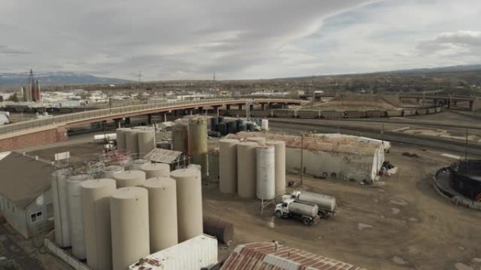 天然气和石油设备铁路汽车油罐在美国西部的农村小镇位置白天航空视频系列