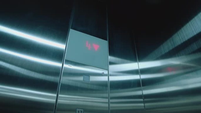 现代乘客电梯的客舱。数字电梯记分牌，显示楼层号码。电梯中的数字显示，在地板上上升，箭头向上。电梯上到