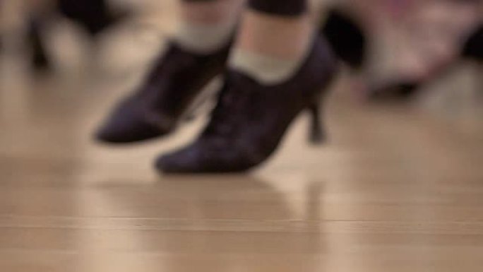 穿着舞鞋的女人使地板运动