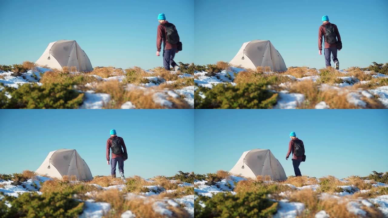 男性徒步旅行者冬天在山脊上露营