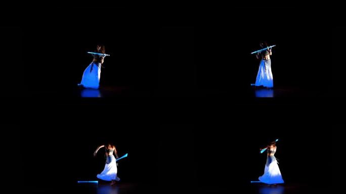吉普赛女子在霓虹灯中与紫外线杖跳舞抽象表演