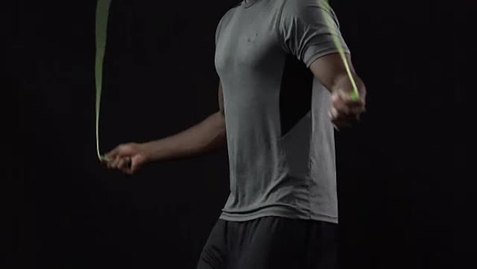 体育教练展示跳绳技术，高强度，燃烧脂肪