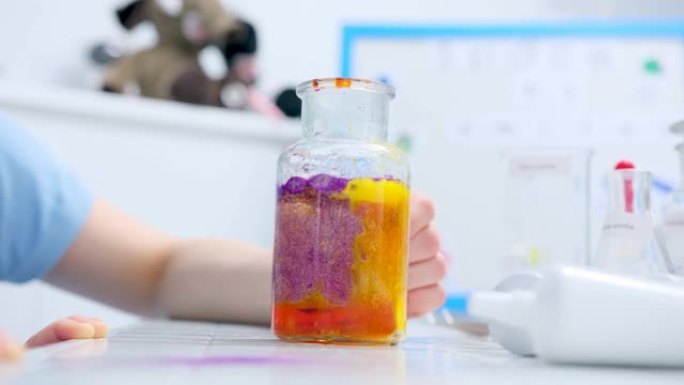 化学实验儿童实验室玻璃瓶的特写淡紫色橙色黄色红色气泡放气显示实验