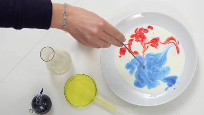 化学家将红色和蓝色油漆与牛奶混合，实验室实验